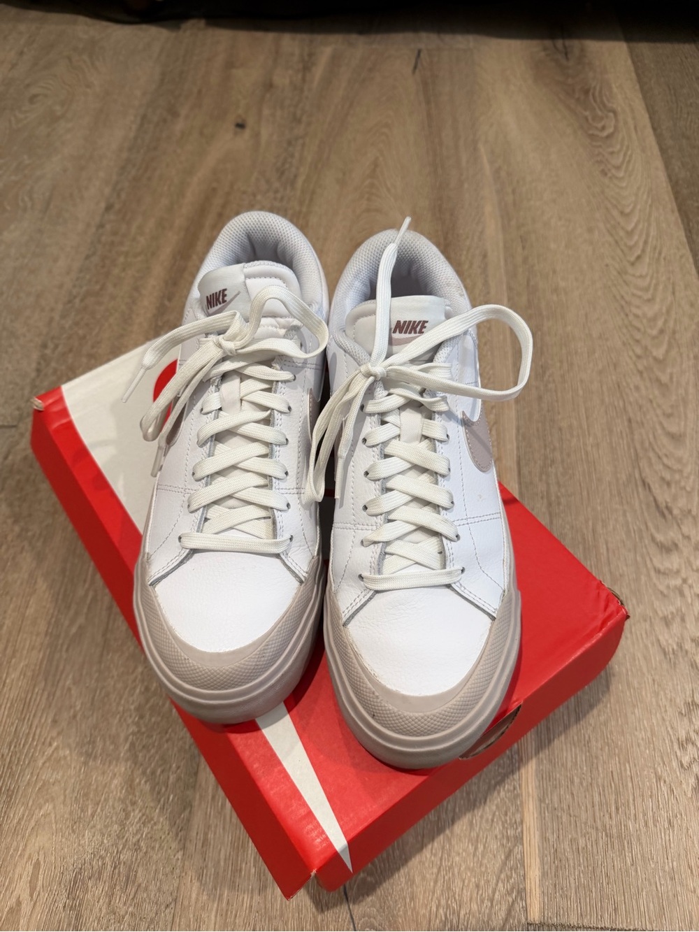 Nike women’s White Low-Top Casual Sneakers